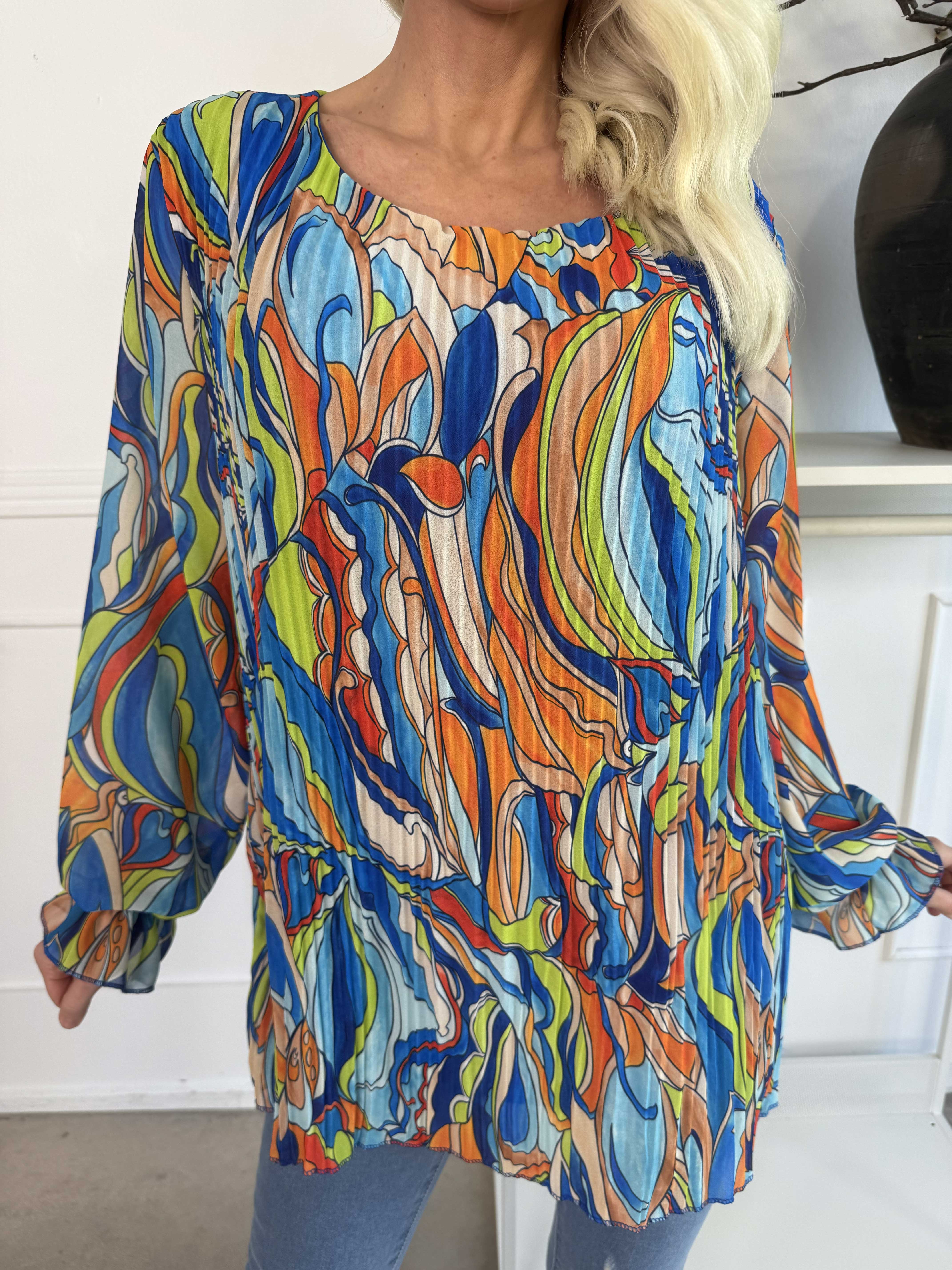 Lilia - Mönstrad plisserad blus